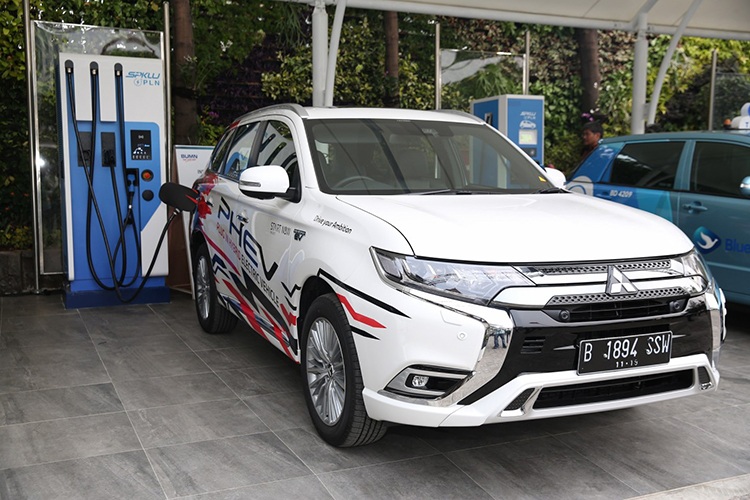 MITSUBISHI MOTORS DUKUNG PENGENALAN FASILITAS PENGISIAN DAYA MOBIL LISTRIK PT PLN (PERSERO)