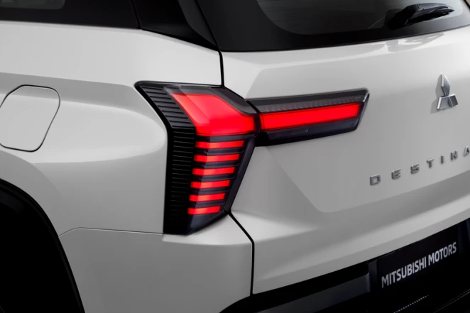Mitsubishi Destinator Lampu Belakang Berbentuk T-Shape