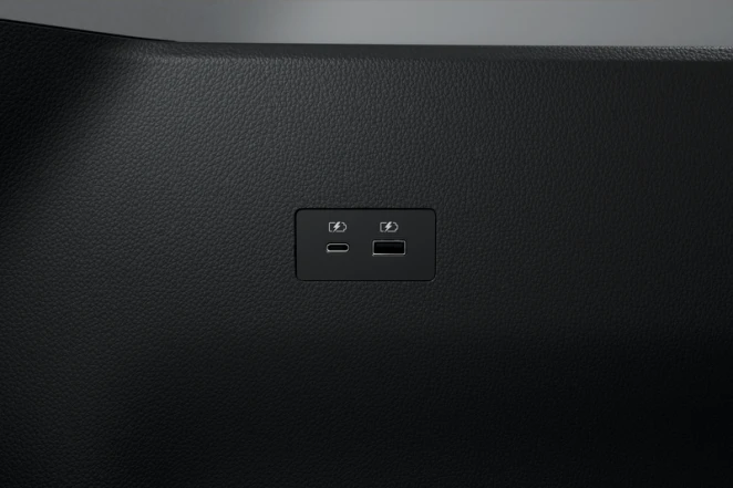 Mitsubishi Destinator Charging Port di Baris Ketiga