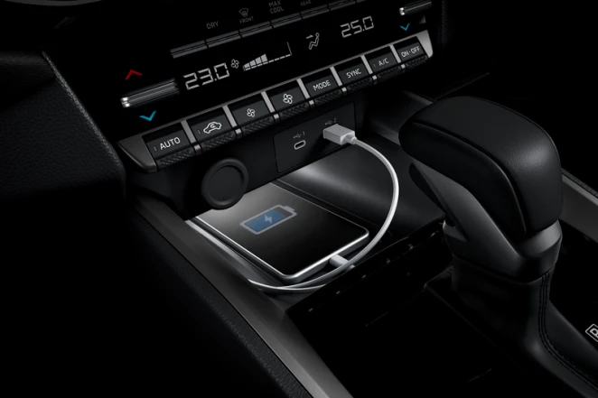 Mitsubishi Destinator Charging Port di Baris Pertama