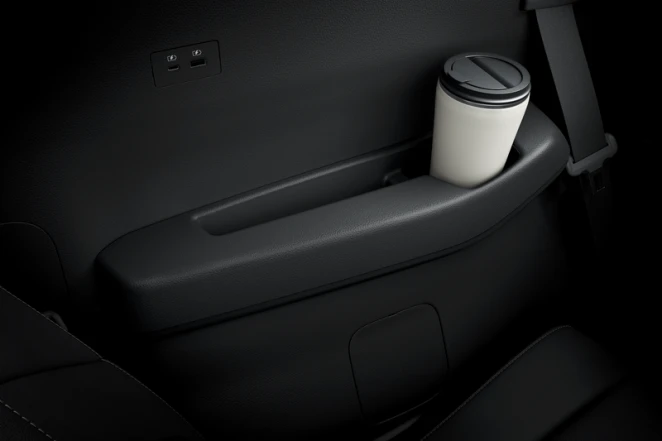 Mitsubishi Destinator Cup Holder di Baris Ketiga